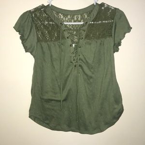 Short sleeve shirt with cross straps